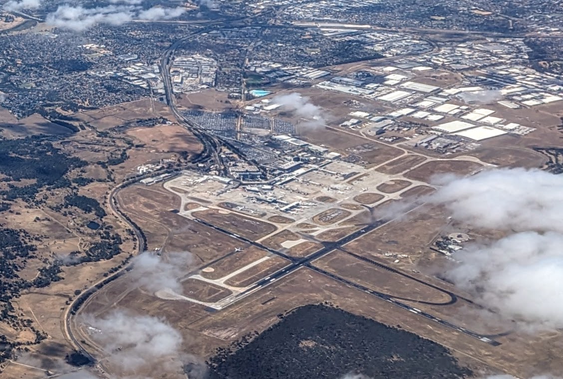 2024년 3월 상공에서 촬영한 멜버른 공항 활주로와 터미널의 실제 전경 사진.